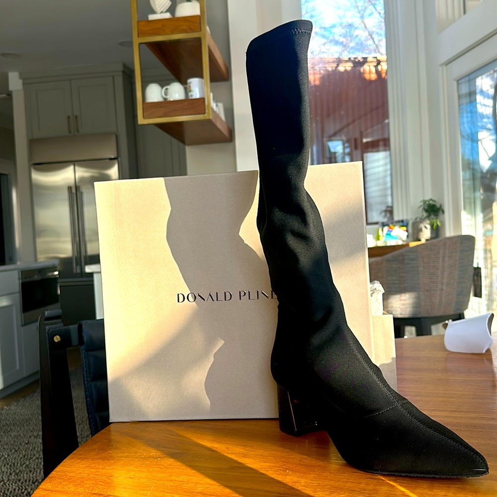 Brand new Donald Pliner crepe knee high fitted black boots size 8
